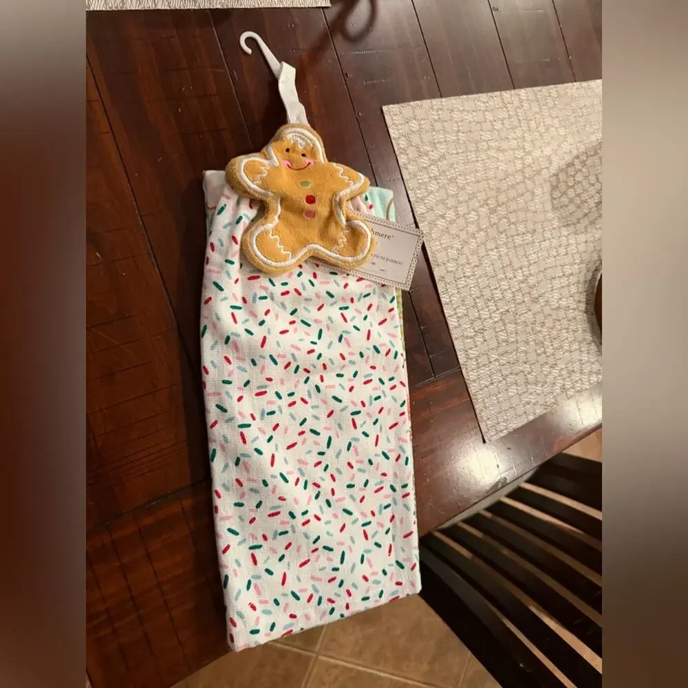 Cupcakes & Cashmere Christmas kitchen Towel Set NEW with tags